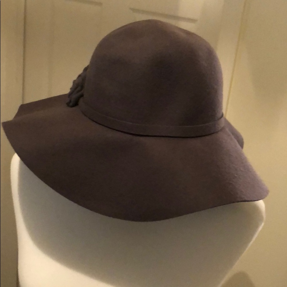Grey wool hat with rose detail